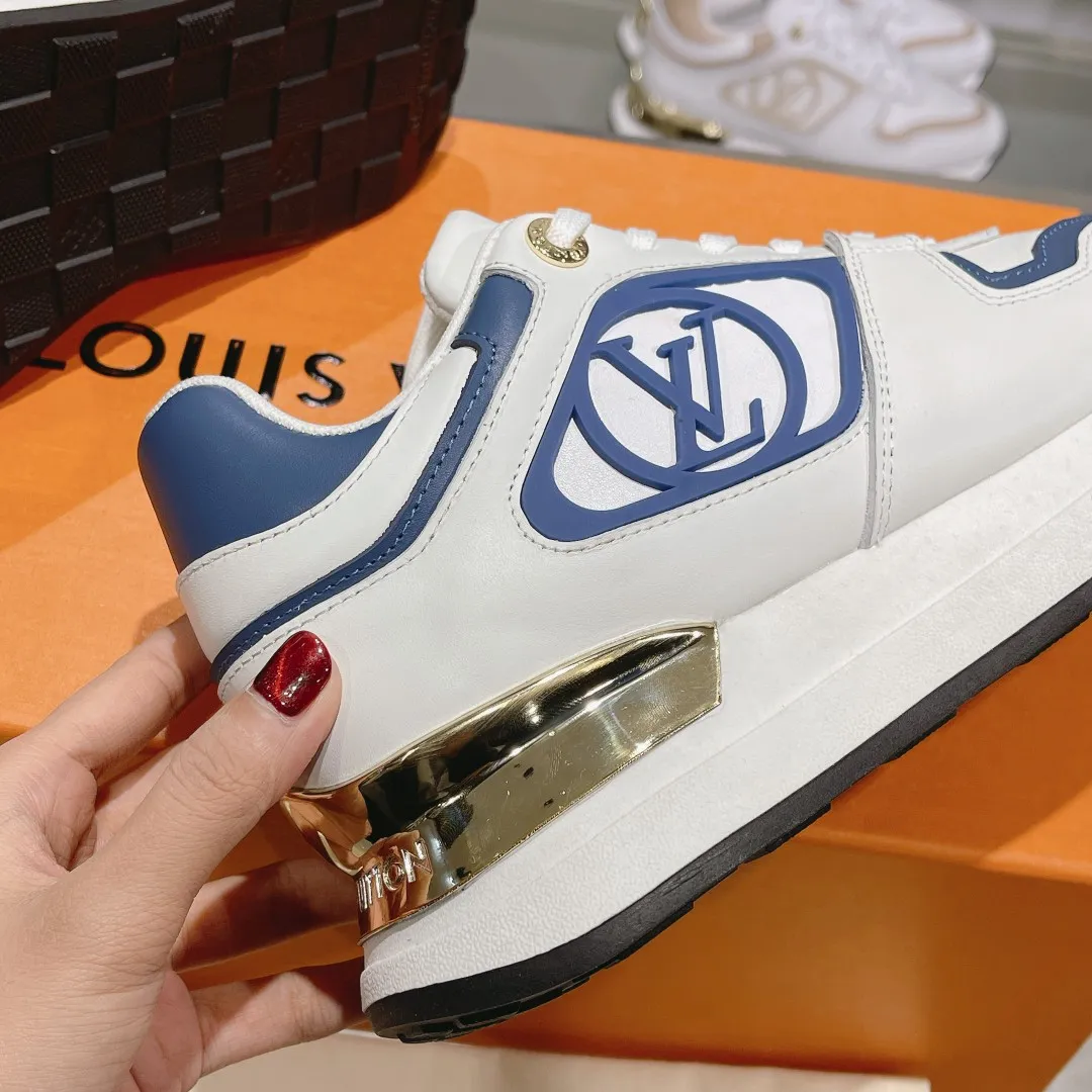 👟👟Ex-factory price 640👟👟 🔥🔥🔥LOUIS VUITTON 2025 couples models are now on the official website of Louis Vuitton, this Neo Run Away sneakers are inspired by running shoes, incorporating LV's iconic must-have shoes into the trend. This version is a 1:1 replica of the original version, made of LV denim and calfskin, highlighting its simple lines and unique wedge outsole. The main details include the LV initials on the side and the engraved gold heel stabilizer on the back plus a hidden insole. 2cm. Sizes 35-42, 39-46. Full package, high version. Welcome new and old customers to inquire.